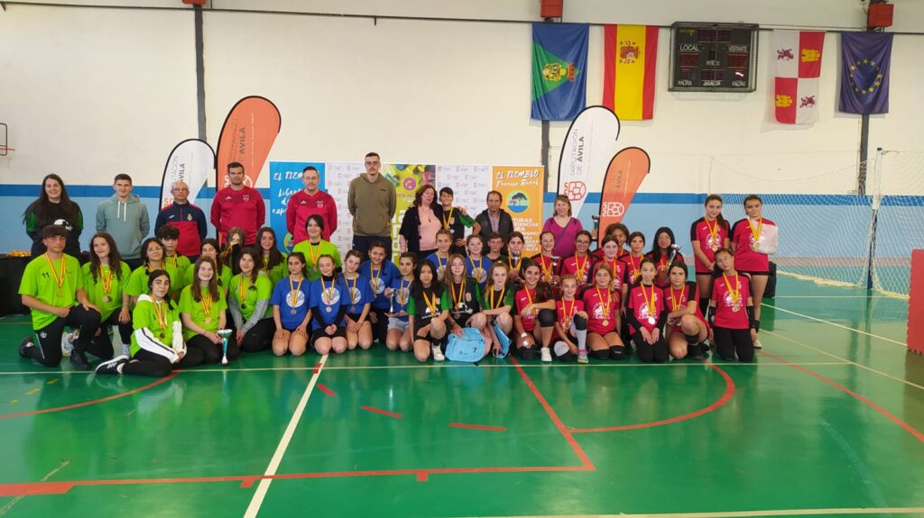 Participantes posando tras la entrega de premios en la final de voleibol provincial de Ávila infantil femenino de la Diputación de Ávila