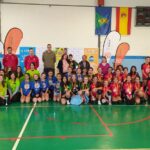 Participantes posando tras la entrega de premios en la final de voleibol provincial de Ávila infantil femenino de la Diputación de Ávila