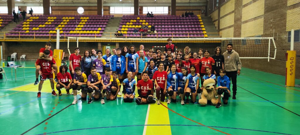 Foto final de familia del torneo infantil Voleibol Muralla de Ávila de mayo de 2023.